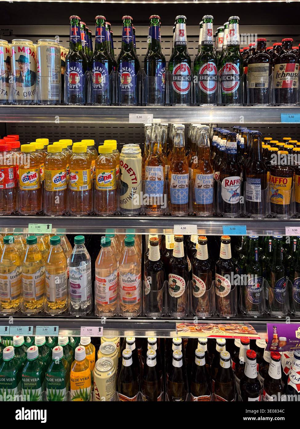 Selezione di bevande in frigo nella stazione di servizio italiana. Birra Moretti, acqua Levissima, bibite analcoliche. Sosta di ristoro durante il viaggio. Foto Stock