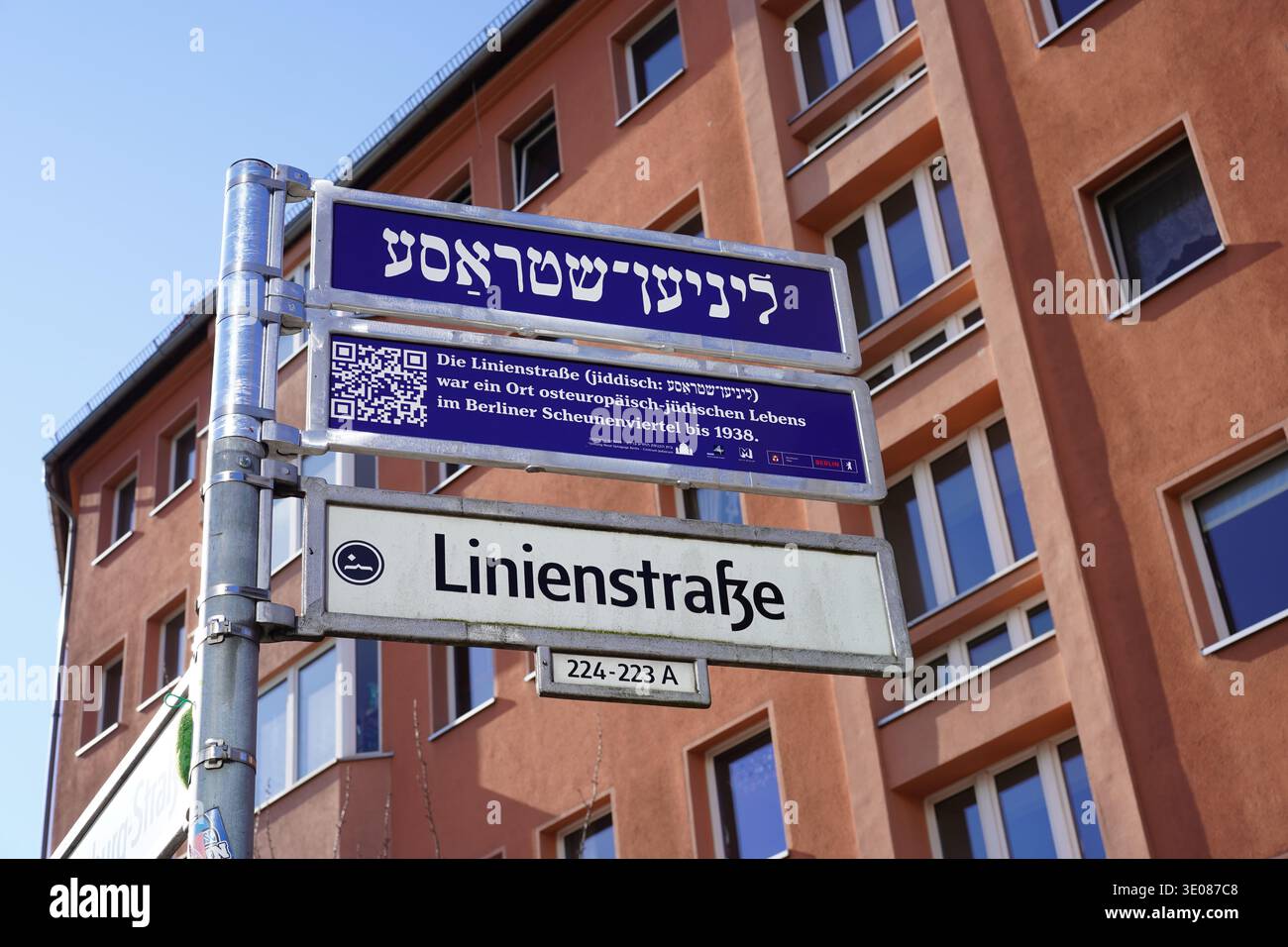 Berlino, Germania - 11 marzo 2026: Cartelli stradali bilingue in tedesco e yiddish per Linienstrasse, che commemorano la storia ebraica nel Scheunenviertel. Foto Stock