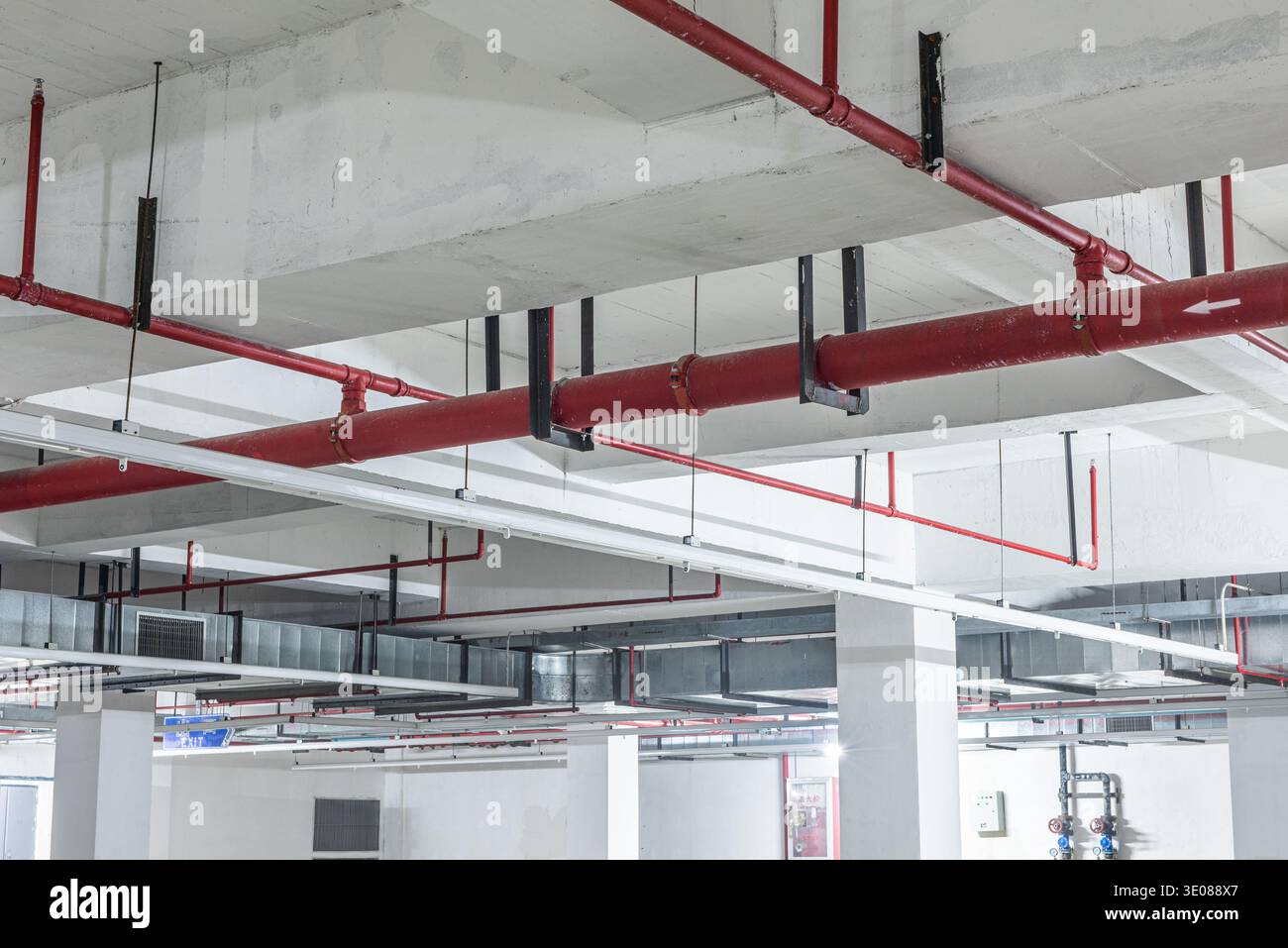 Soffitto di edifici industriali che mostra sistemi idraulici e antincendio Foto Stock