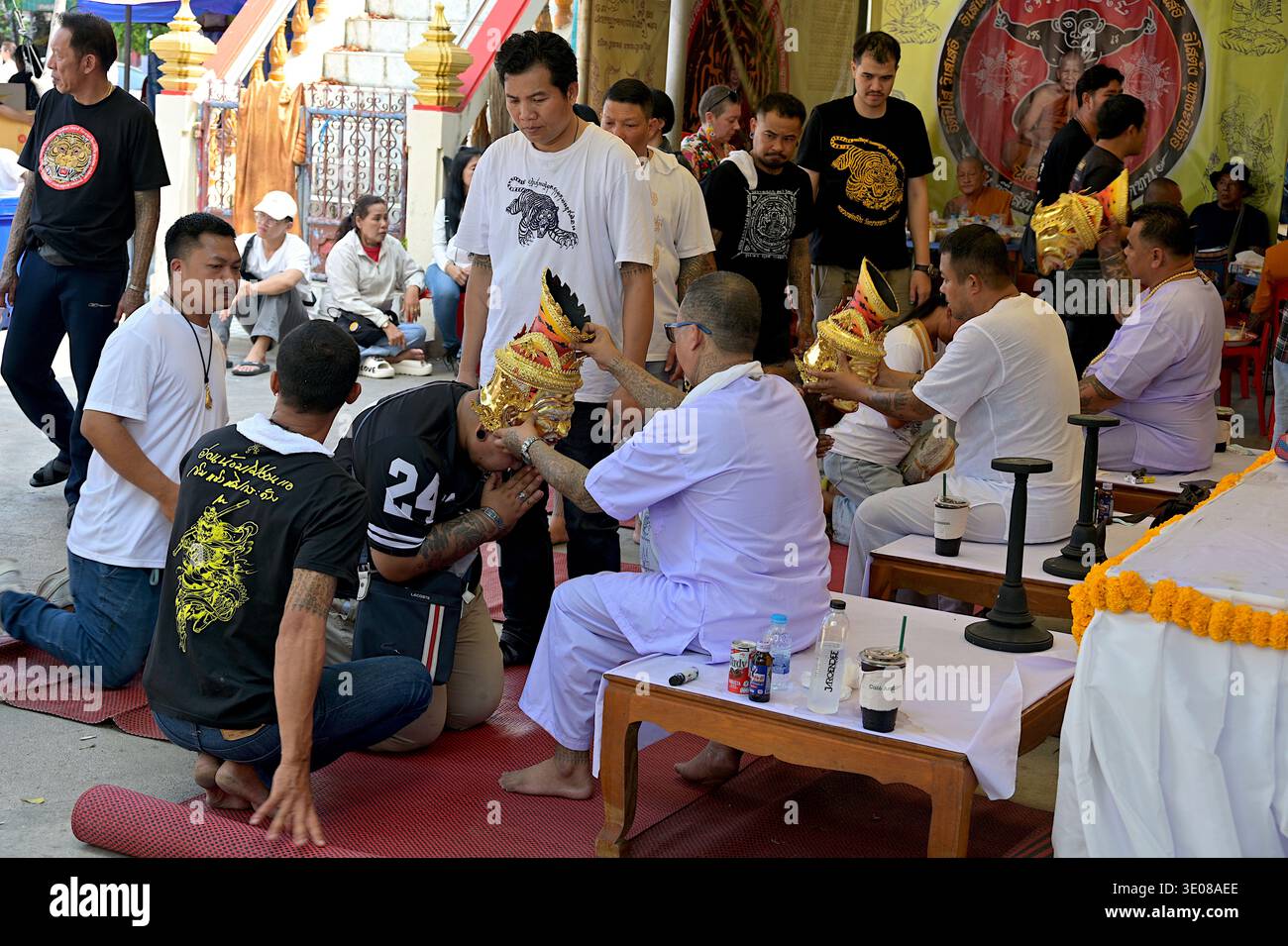 La cerimonia tailandese Wai Khru per onorare gli insegnanti spirituali presenta un rituale per porre una maschera Ruesi (eremita) sacra sulla testa di un devoto per conferire benedizioni Foto Stock