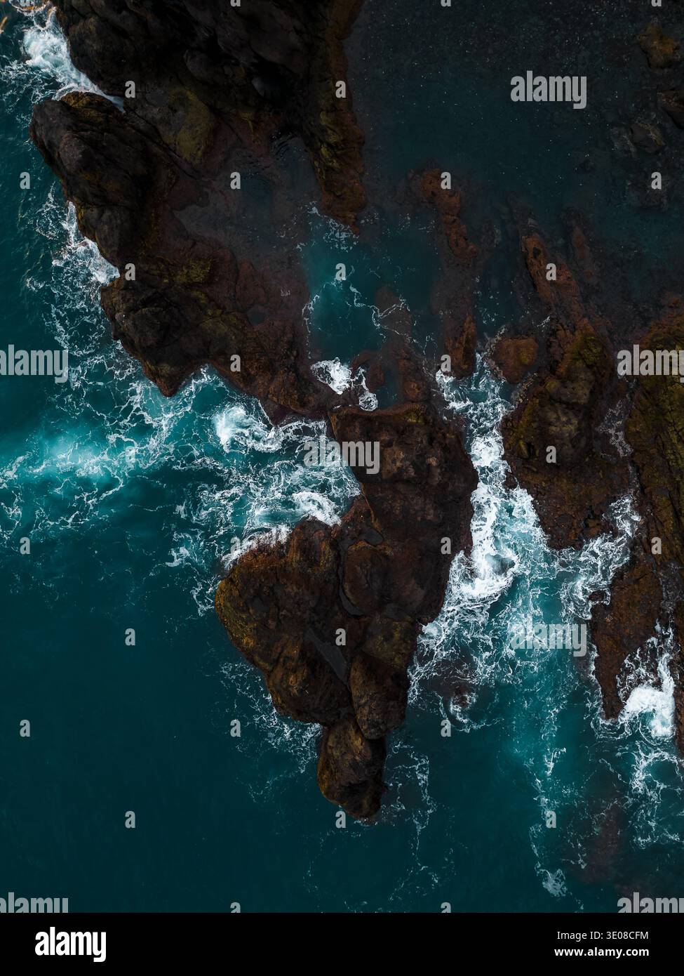Vista aerea delle onde che si infrangono su una costa vulcanica rocciosa, Madeira, Portogallo Foto Stock