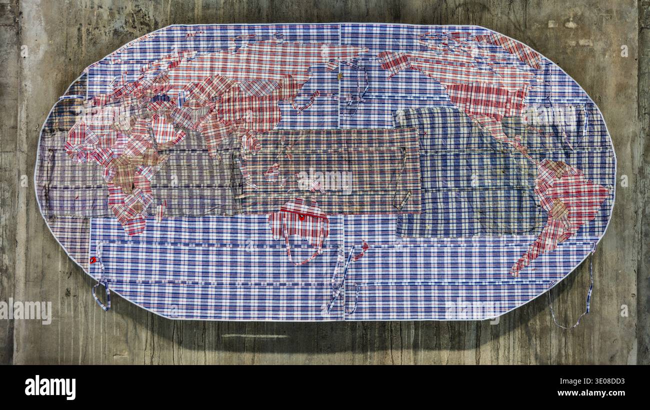 Schema di migrazione, mappa del mondo dei rifugiati fatta di sacchetti di plastica, FENIX, museo sulla migrazione, in un magazzino storico a Katendrecht, hub per emi oltreoceano Foto Stock