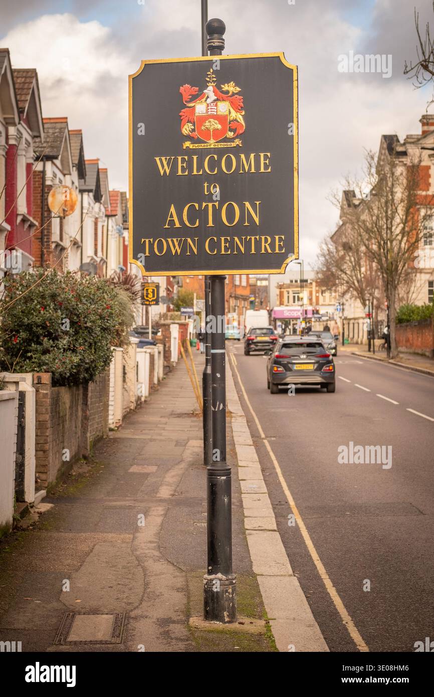 LONDRA - 20 GENNAIO 2026: Cartello Welcome to Acton Town Centre sulla strada principale Foto Stock