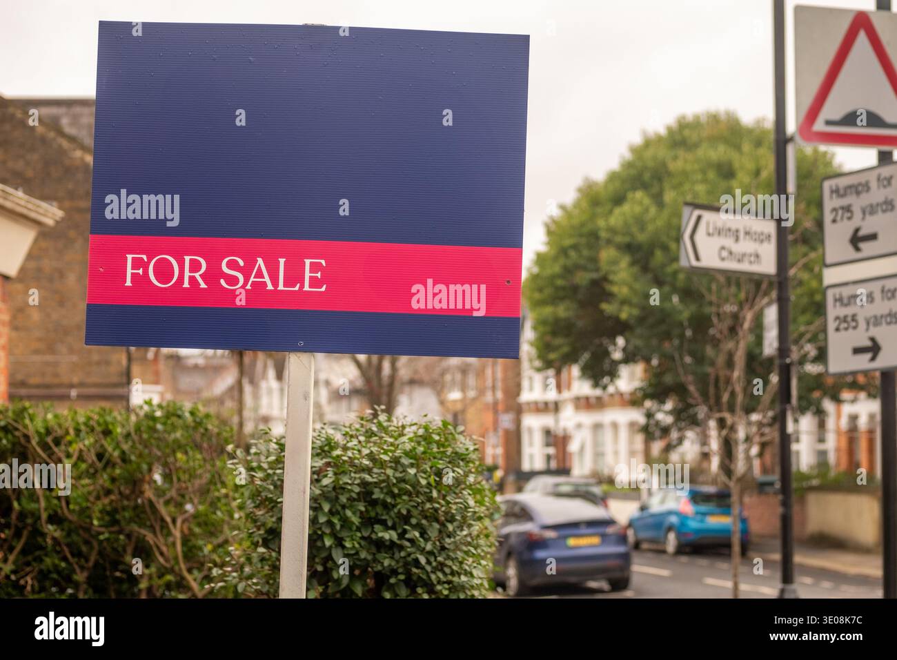 LONDRA - cartello in vendita di fronte alla tradizionale casa in mattoni rossi Foto Stock