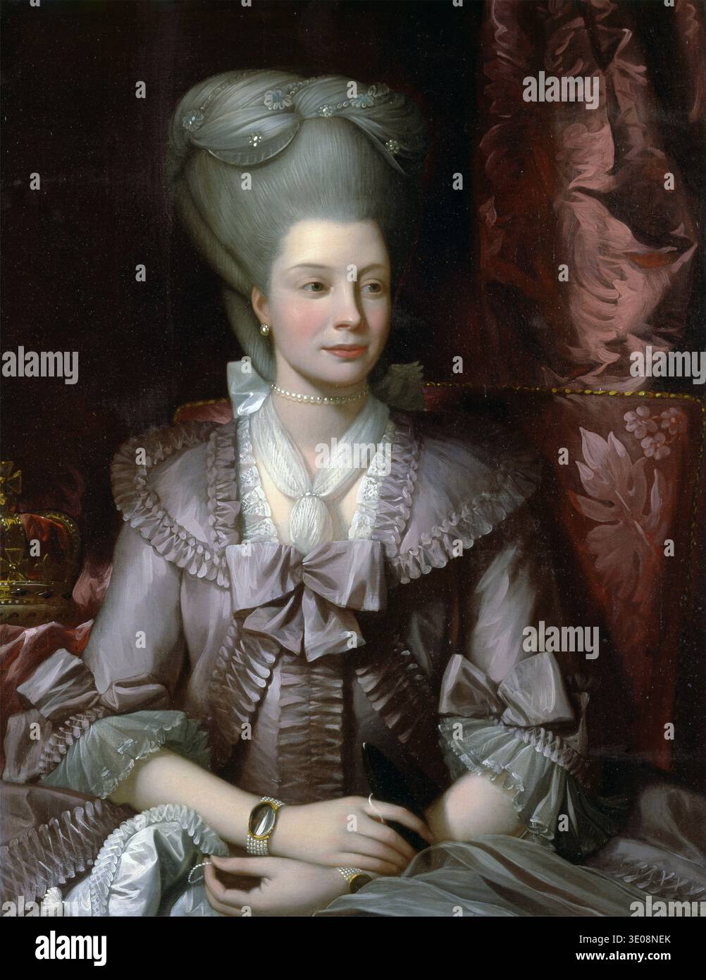 Questo affascinante dipinto ad olio del 1780, la "Regina Carlotta" di Benjamin West, raffigura la Regina in un opulento abito di lavanda con intricati pizzi e volant. È adornata di perle e una parrucca in polvere, catturando l'eleganza e la moda dell'aristocrazia britannica del tardo XVIII secolo. Foto Stock