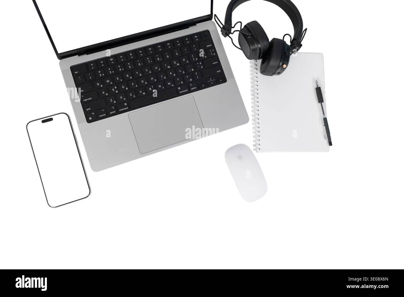 Cuffie per laptop e smartphone su sfondo bianco con spazio per le copie Foto Stock