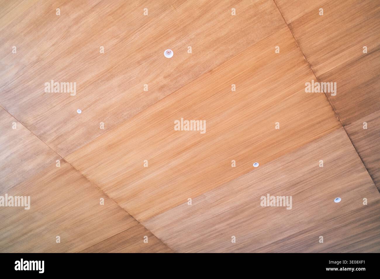 Soffitto in legno moderno ed elegante con interni con lampada e un sottile sistema di illuminazione Foto Stock