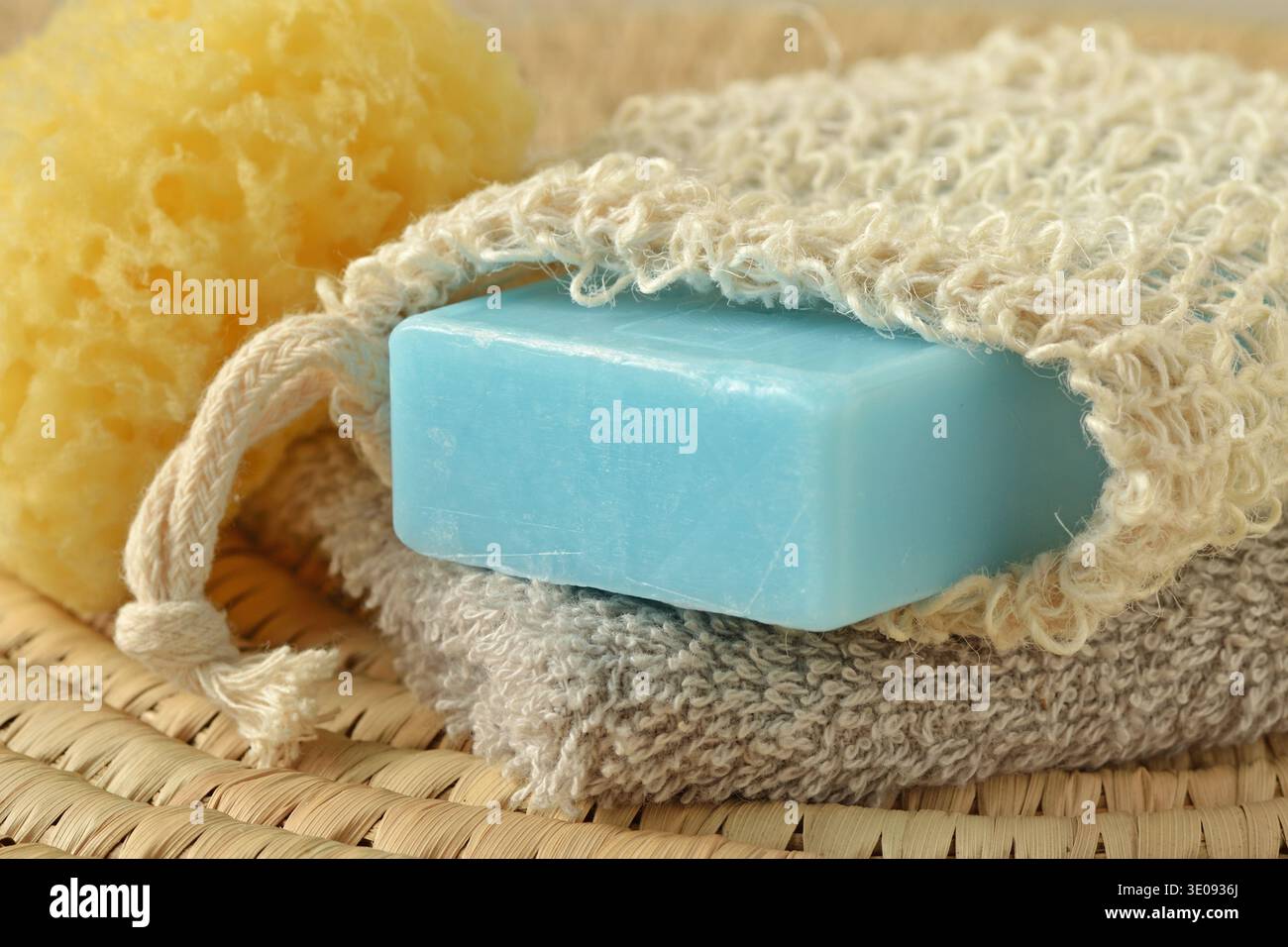 RECIAL-ip di sapone naturale sacchetto con sapone da barretta - concetto di accessori di bellezza ecologici e prodotti ecologici per l'igiene del corpo Foto Stock