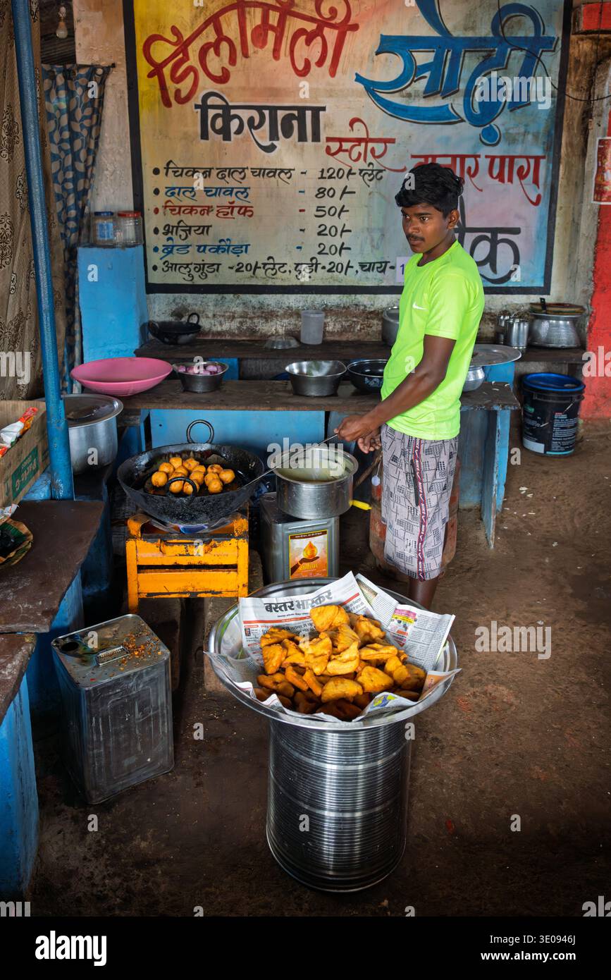 Cibo di strada preparato da un uomo più giovane, Odisha, India Foto Stock