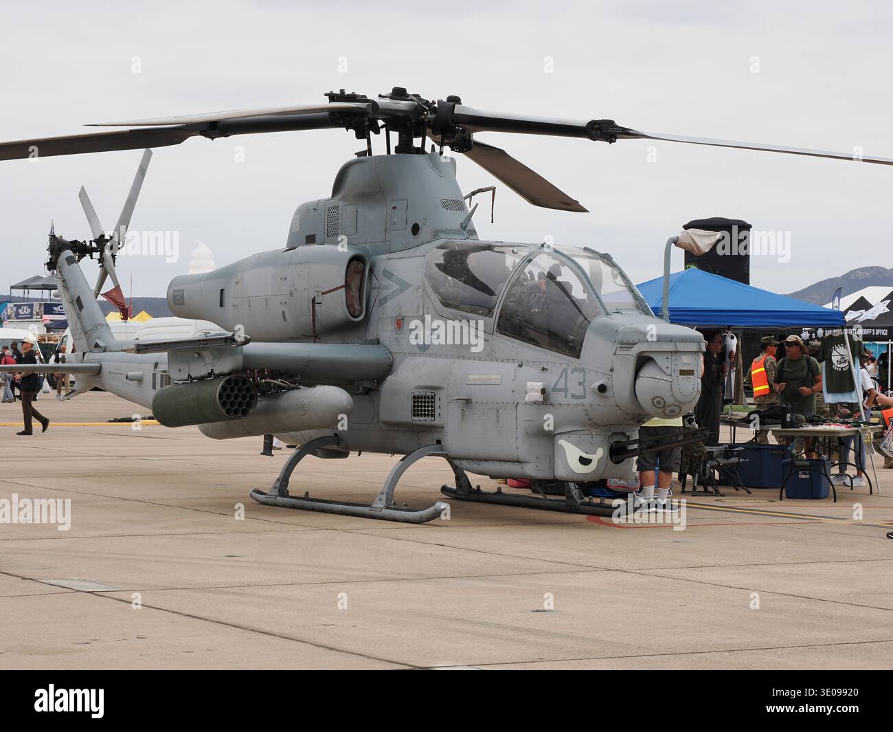 SAN DIEGO, CALIFORNIA, Stati Uniti - 28 SETTEMBRE 2025: Un elicottero da attacco Bell AH-1Z Viper dei Marines degli Stati Uniti, con una faccia dipinta sulla torretta del sensore del naso Foto Stock