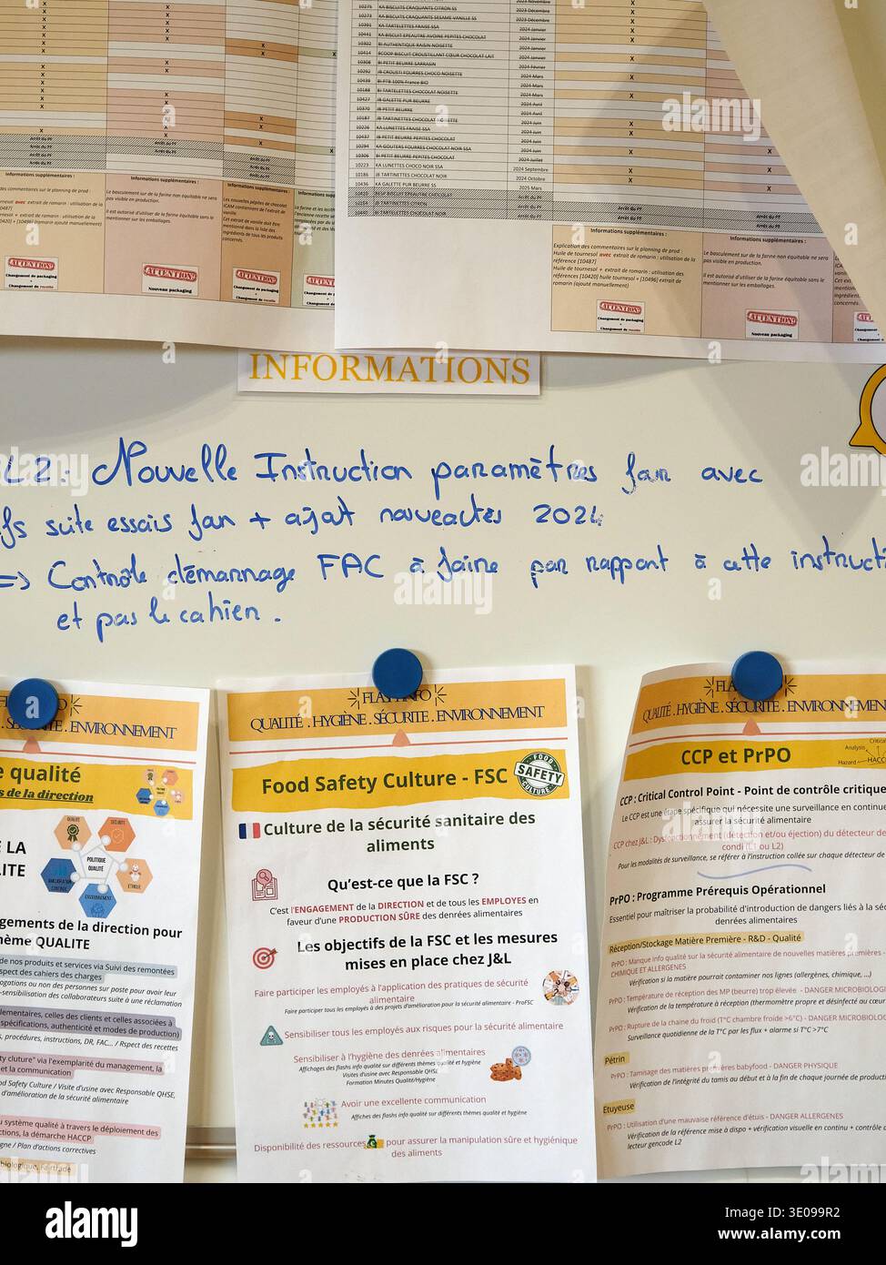 Mercoledì 18 settembre 2024, Saint Jean d'Angely. Informazioni dettagliate sulle istruzioni per garantire la sicurezza alimentare. La fabbrica di biscotti Jean et Lisette, con sede a Saint Jean d'Angely (Poitou-Charentes), è stata inaugurata nel 2017. La fabbrica si trova nel parco direzionale Val Bio Ouest, dedicato alle aziende alimentari biologiche. In collaborazione con diversi soggetti biologici locali, tra cui Léa Nature, la fabbrica di biscotti è specializzata nella produzione di biscotti a base di farina biologica e altri prodotti innovativi, collaborando con partner regionali specializzati nella produzione di prodotti agricoli biologici Foto Stock