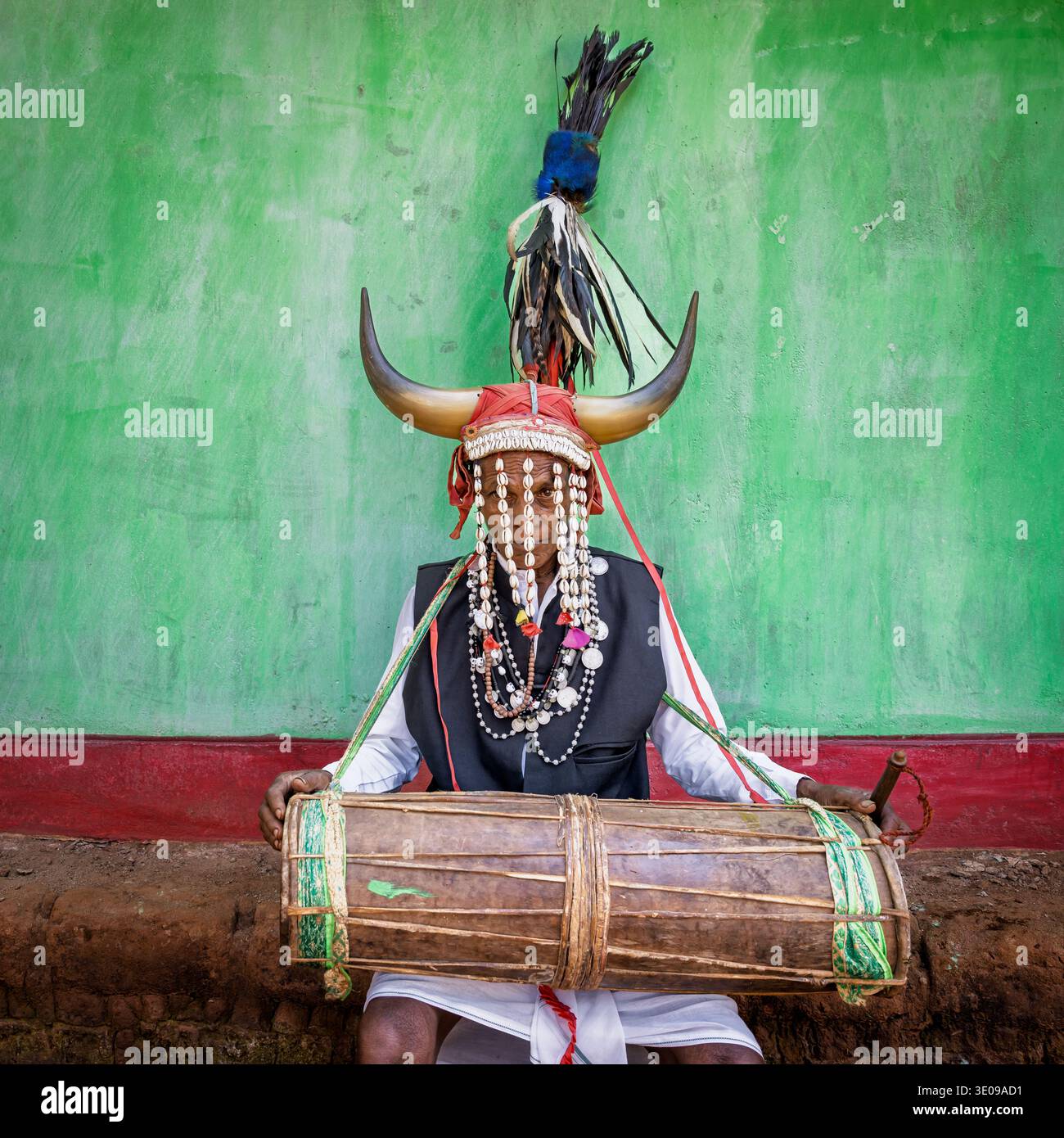 Ritratto di un uomo della tribù dei corni Bison, Chhattisgarh, India Foto Stock