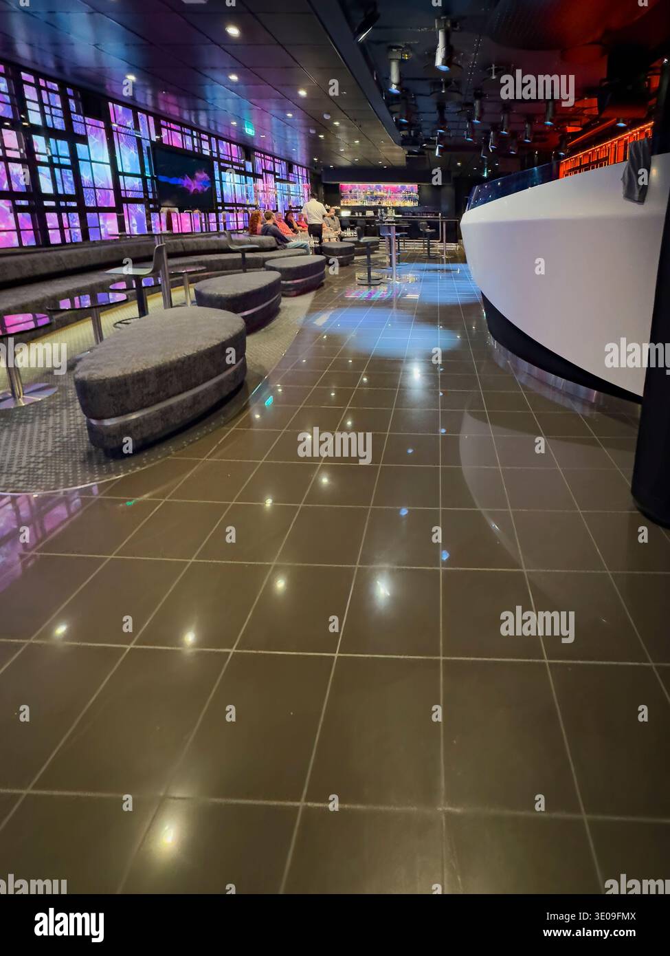 Vista interna di un dance bar su una nave da crociera. Interni eleganti con pista da ballo, illuminazione suggestiva e aree salotto per gli ospiti. La scena si trasmette Foto Stock