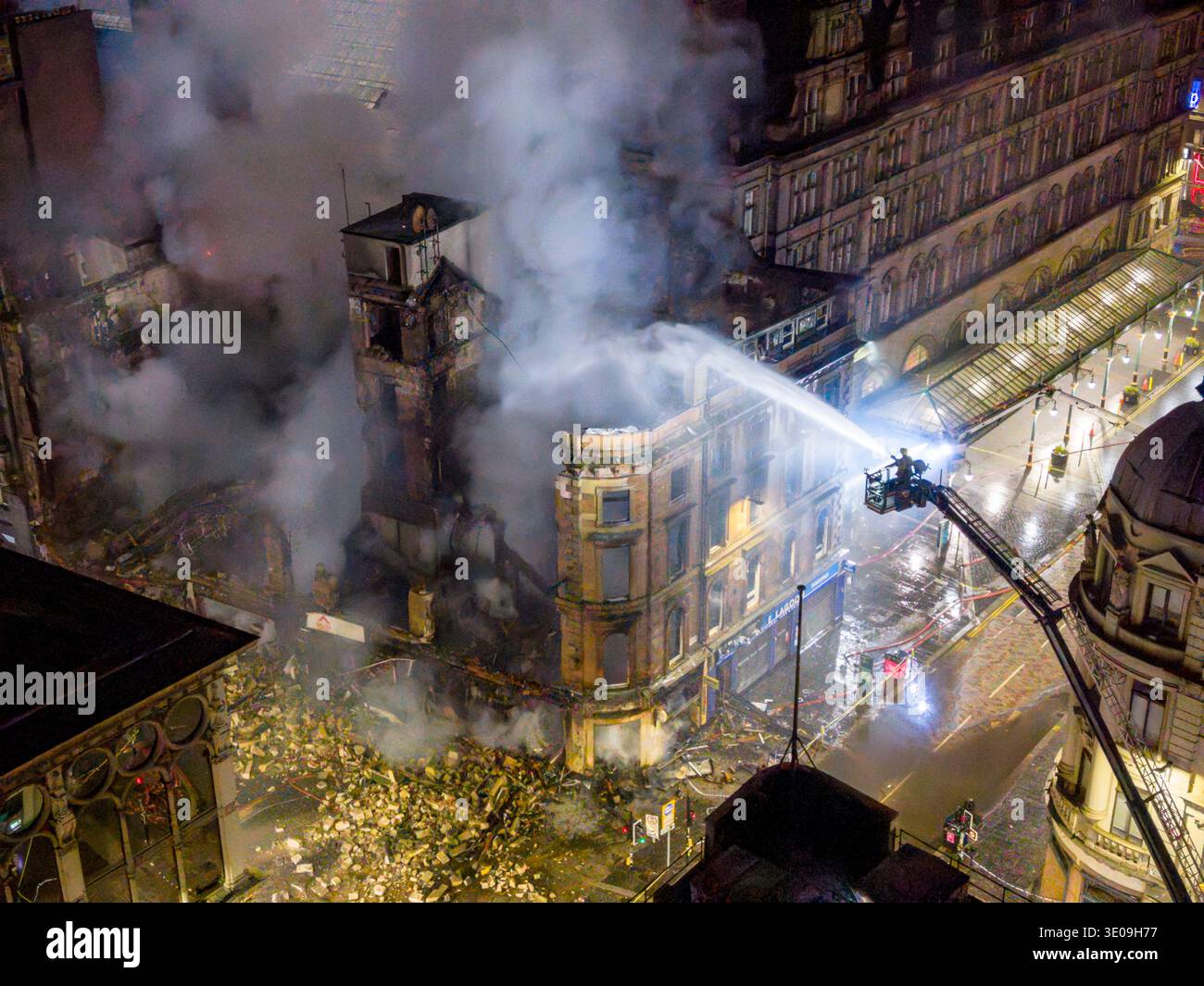 9 marzo 2026, Glasgow Aerial Images at 5am of Fire Services Fighting Fire STILL Burning adiacente alla stazione centrale nel centro di Glasgow Foto Stock