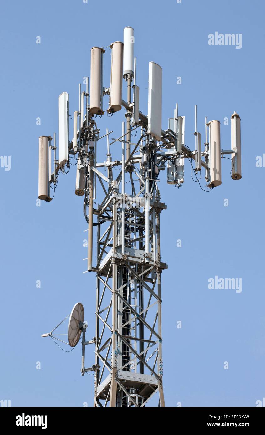 Chiusura del ripetitore antenna torre sul cielo blu Foto Stock