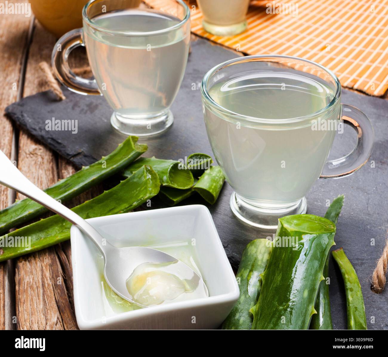 Bere aloe vera e miele. Le coppe di vetro su un vassoio di ardesia Foto Stock