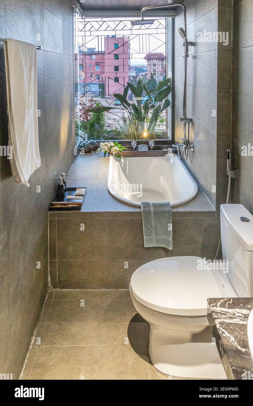 Un bagno lungo e stretto in un hotel a da Lat, Vietnam. Foto Stock