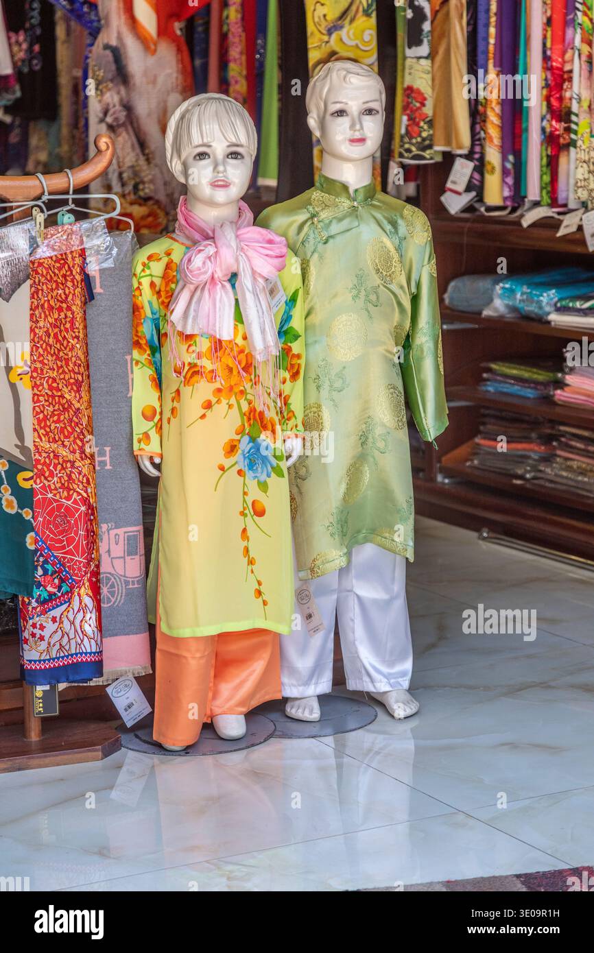 Due manichini per bambini in abito tradizionale in un negozio di moda a da Lat, Vietnam. Foto Stock