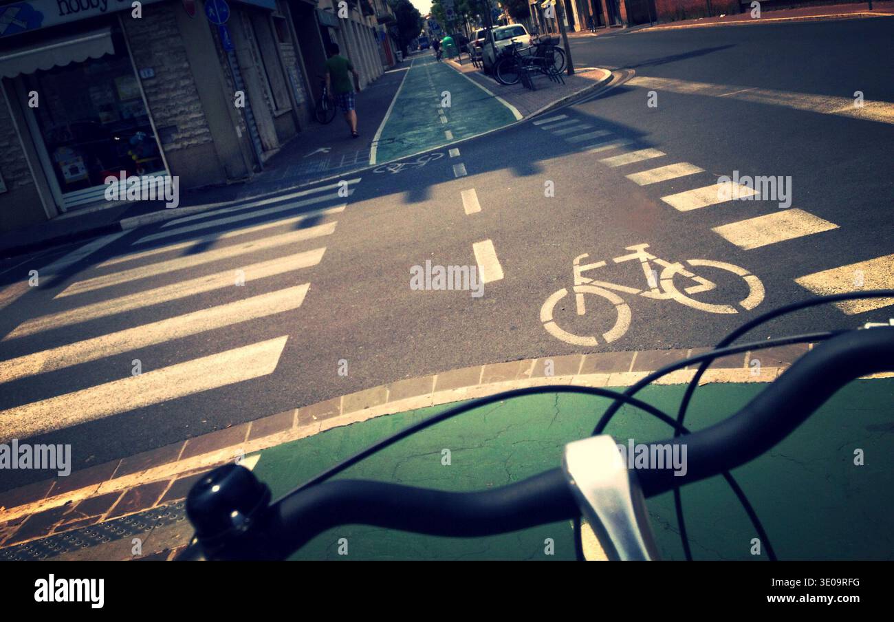 Pedonale e ciclabile incrocio con segnaletica orizzontale Foto Stock