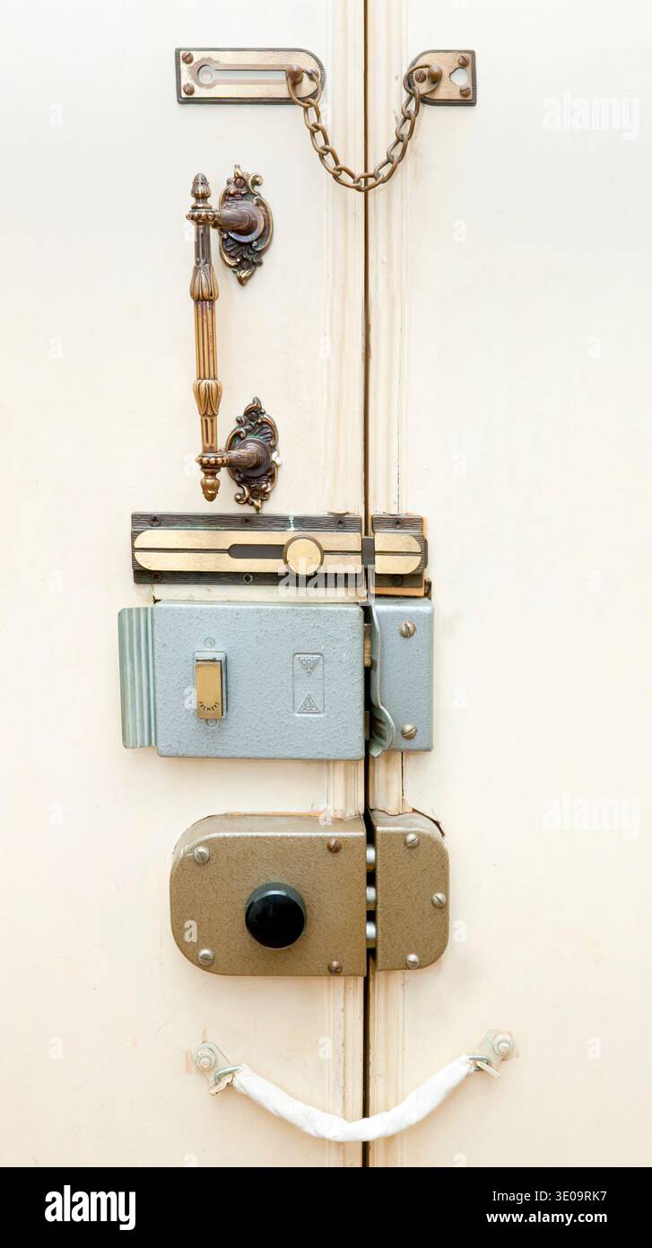 Porta con molte differenti serrature per impedire il furto. Foto Stock