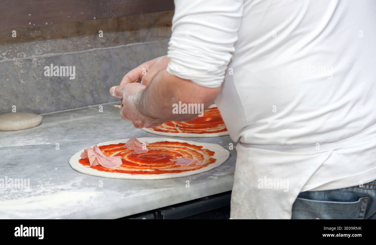 Margherita pizza cotta nel forno a legna Foto Stock