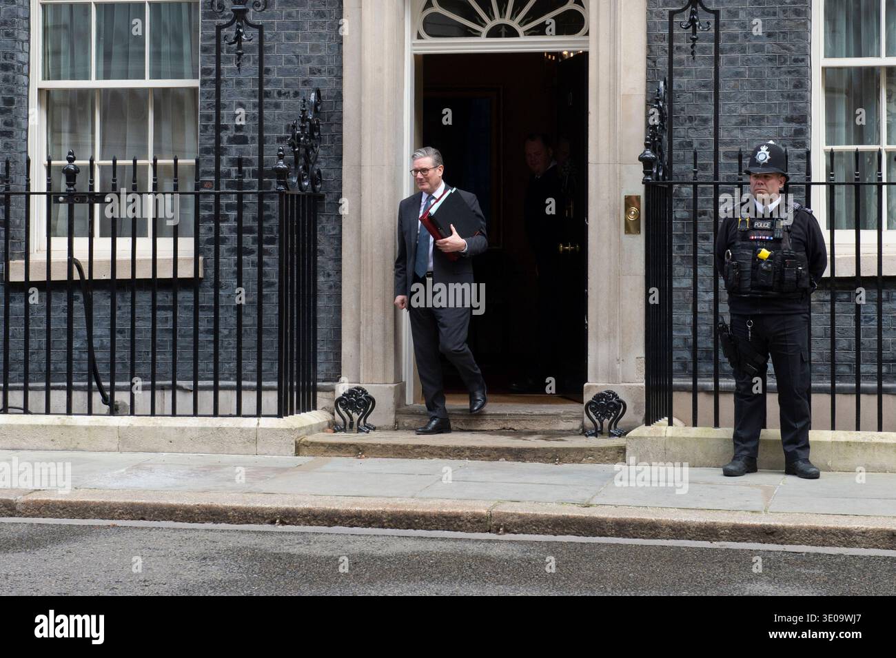 Il primo ministro britannico Sir Keir Starmer lascia Downing Street per i PMQ Foto Stock