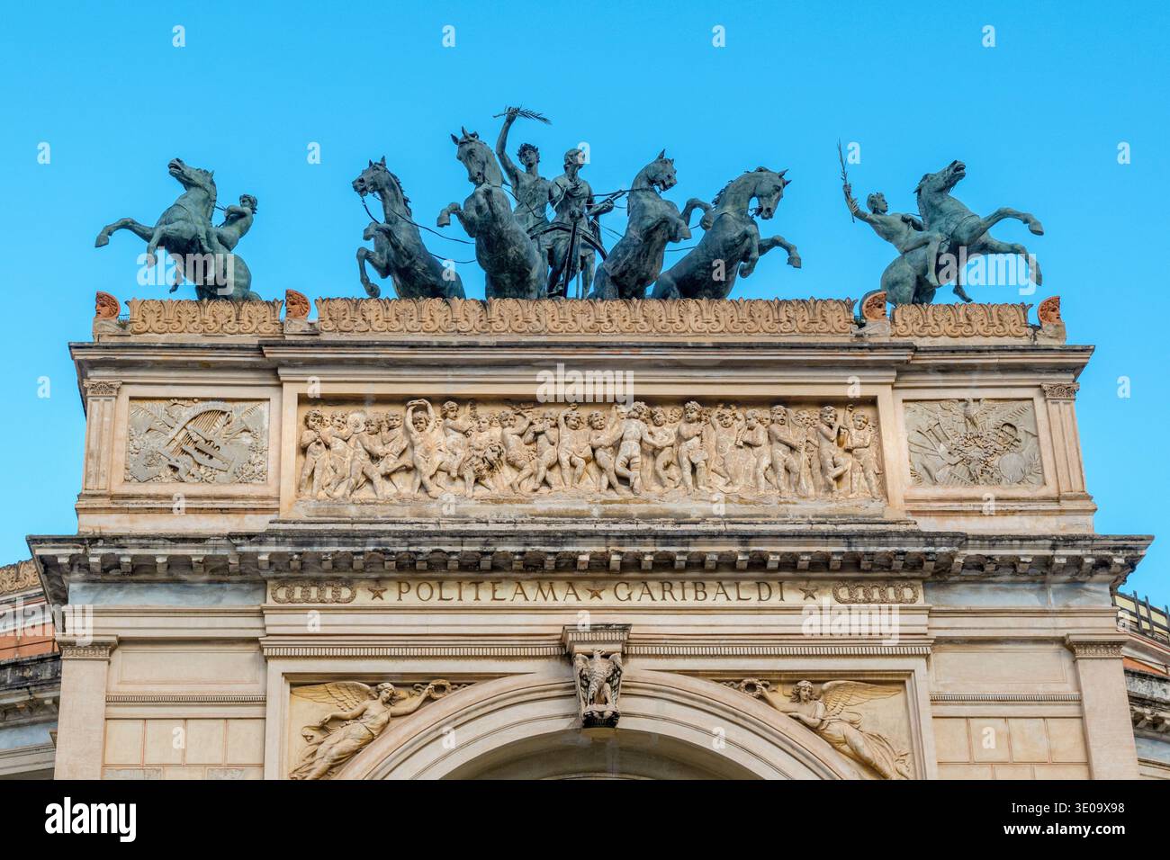 Le sculture sulla sommità del Teatro Politeama Garibaldi, sopra l'ingresso principale, mostrano il trionfo di Apollo ed Euterpe. Foto Stock