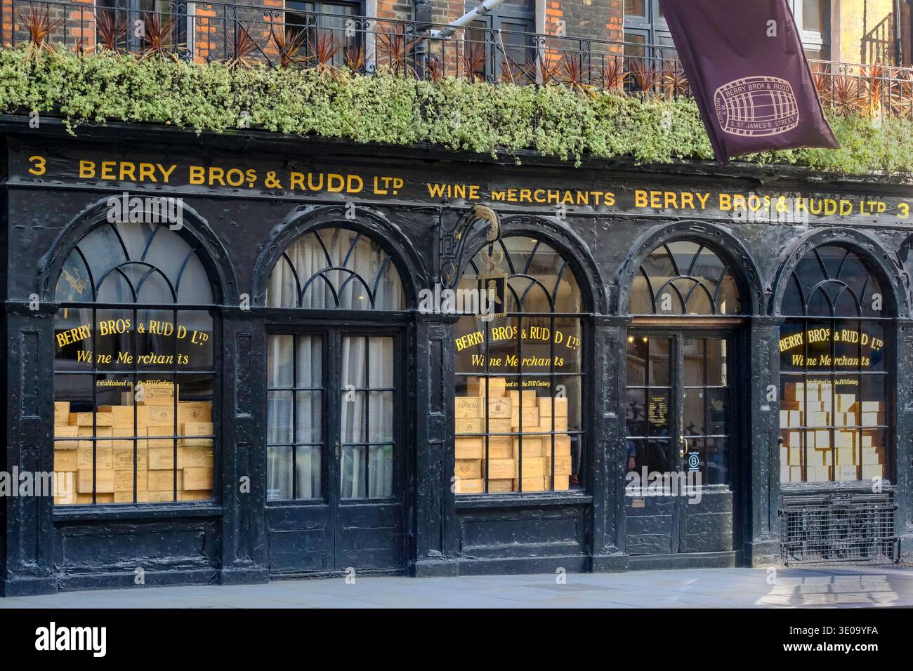 Berry Bros. & Rudd, fondata nel 1698, è il più antico commerciante di vino e liquori della Gran Bretagna. St. James's Street, Londra, Regno Unito Foto Stock