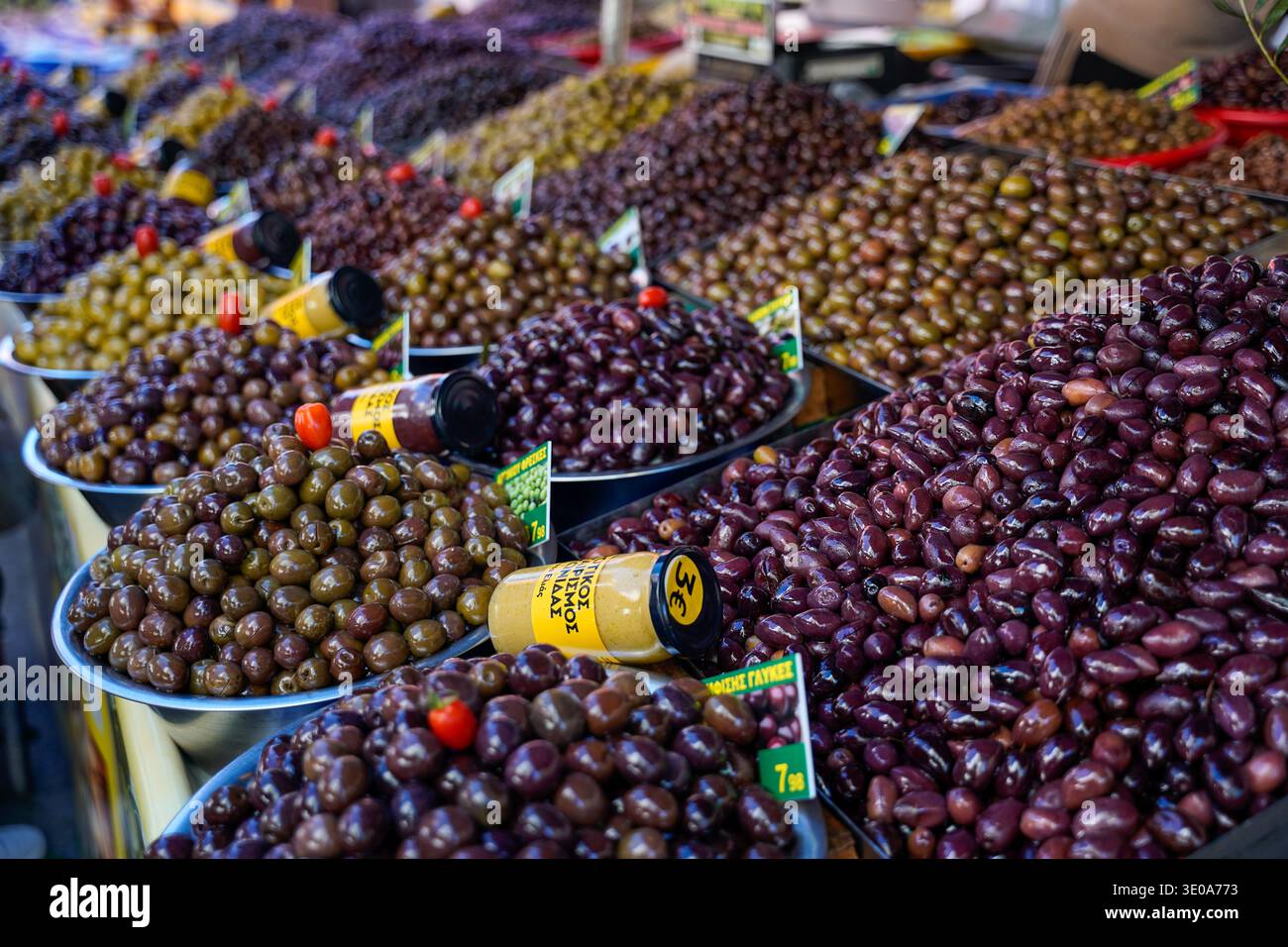 Olive assortite esposte in ciotole di metallo presso un mercato greco Foto Stock