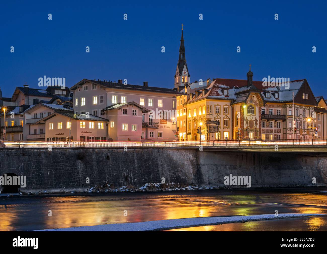 Le luci della città vecchia illuminata di Bad Tölz si riflettono nelle acque dell'Isar nell'ora blu, Bad Tölz, alta Baviera, Baviera, Germania, EUR Foto Stock