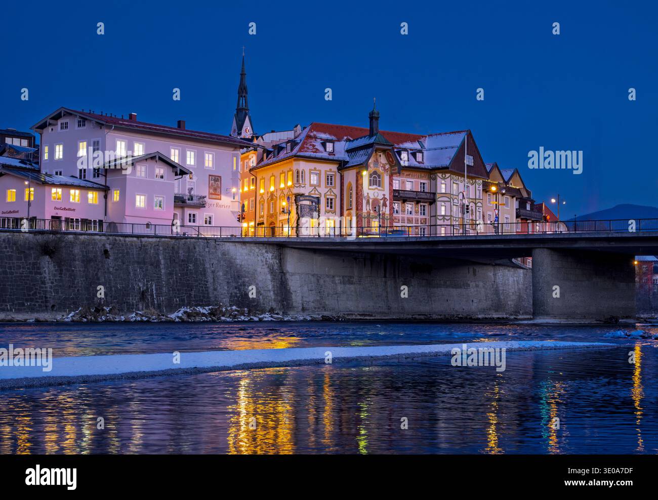Le luci della città vecchia illuminata di Bad Tölz si riflettono nelle acque dell'Isar nell'ora blu, Bad Tölz, alta Baviera, Baviera, Germania, EUR Foto Stock