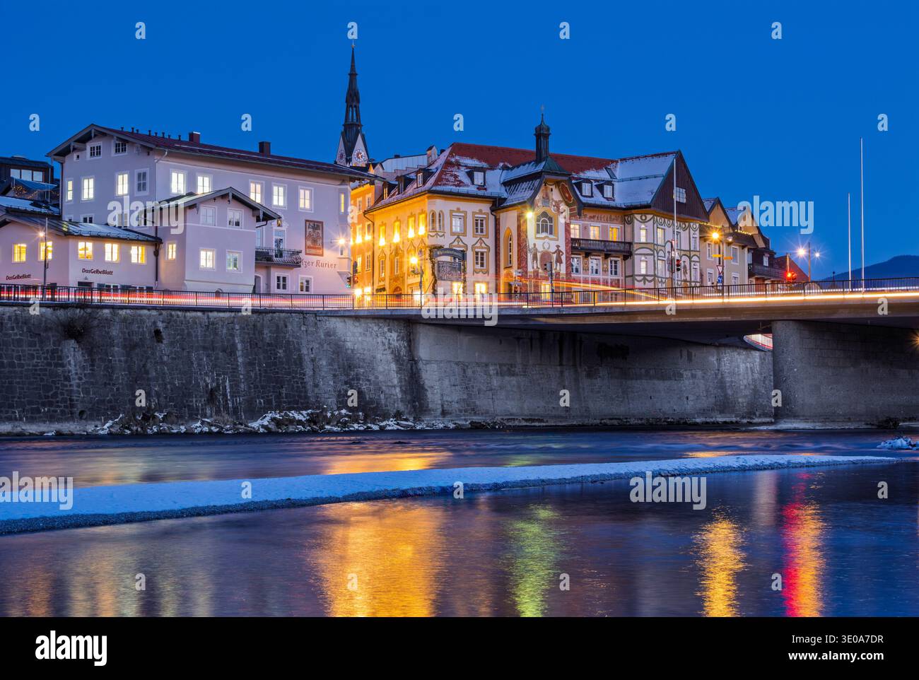 Le luci della città vecchia illuminata di Bad Tölz si riflettono nelle acque dell'Isar nell'ora blu, Bad Tölz, alta Baviera, Baviera, Germania, EUR Foto Stock