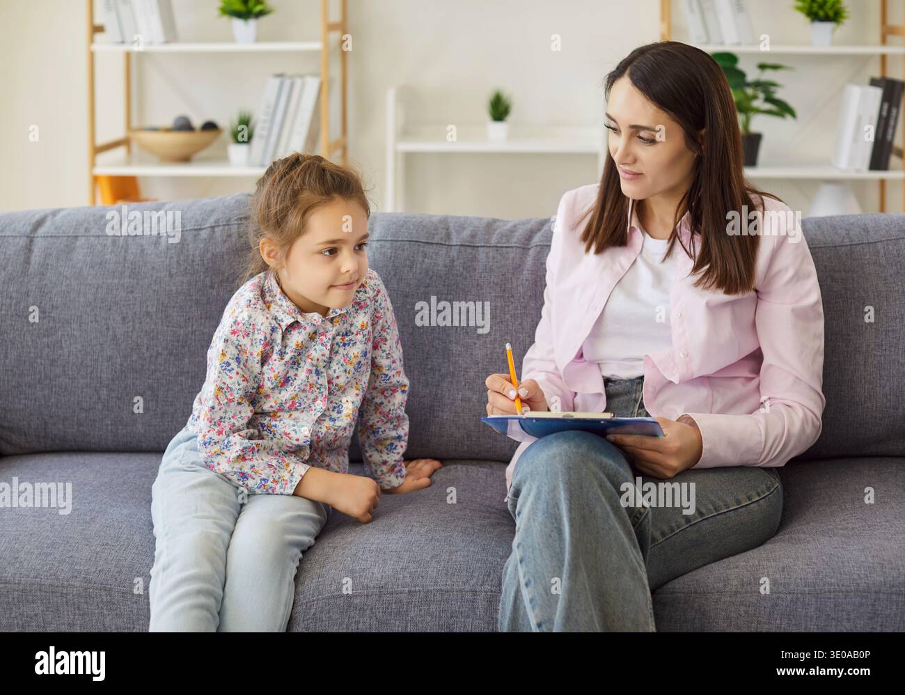 Conversazione amichevole di psicologo e bambino sulla sessione di psicologia in ufficio Foto Stock