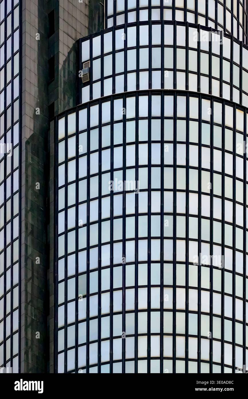 La facciata curva dell'alto edificio della Torre Cibona presenta una griglia di acciaio scuro, granito nero e vetro riflettente. Zagabria, Croazia. Foto Stock