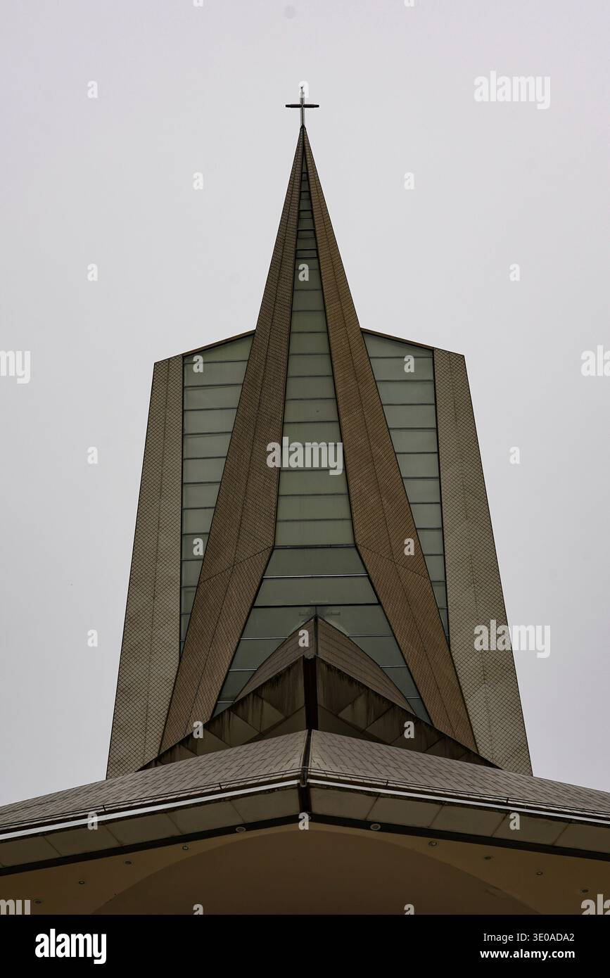 Dettagli architettonici geometrici, moderna chiesa cattolica Blazeni Augustin Kazotic, Zagabria, Croazia, superfici angolari, facciata piastrellata, calcestruzzo, vetro Foto Stock