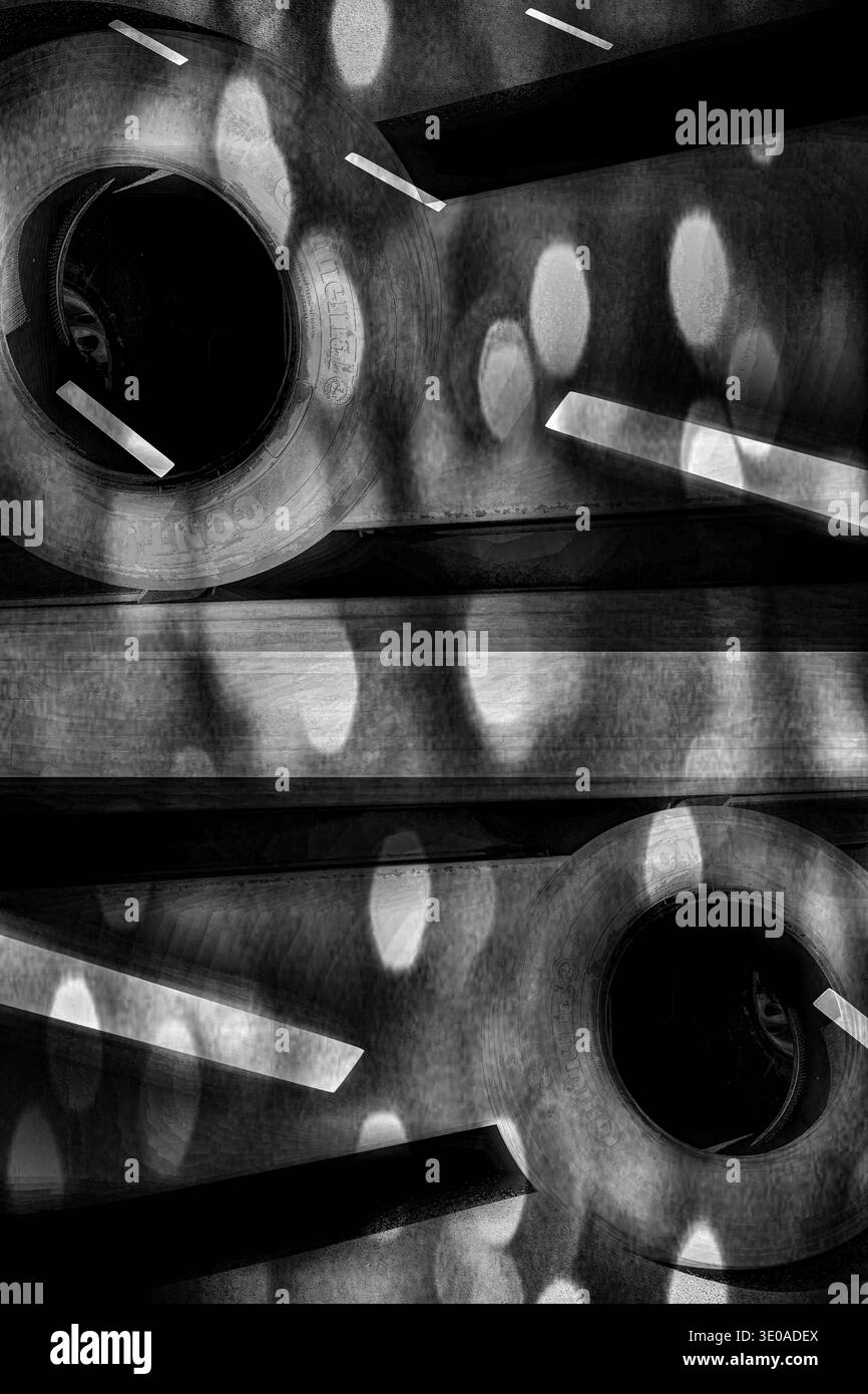 Pneumatici Continental, fotografia sperimentale, pneumatici a doppia esposizione che fondono schemi di luce astratti e forme geometriche. Studio monocromatico. Foto Stock