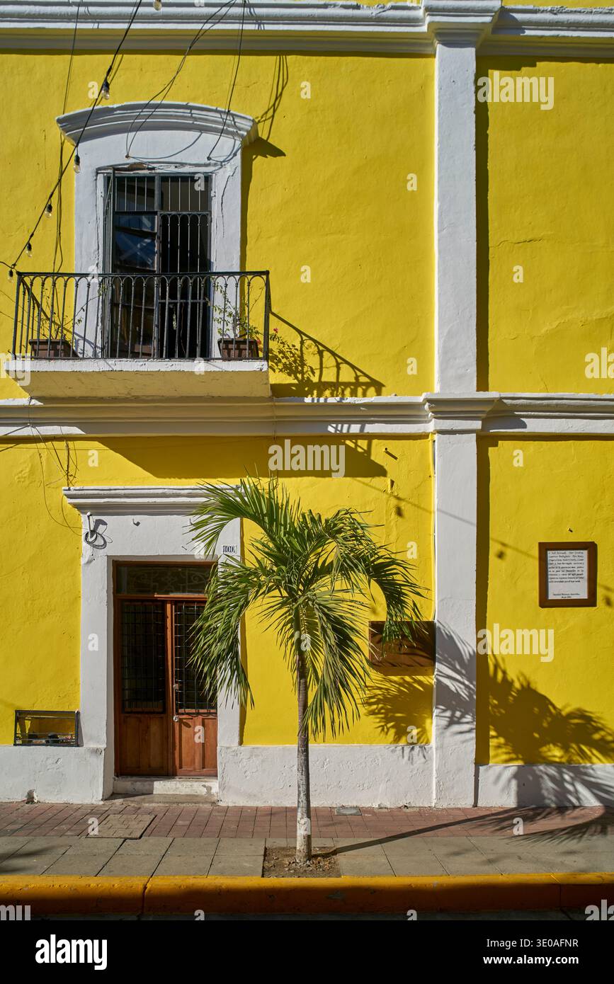 Colori del Messico. Esterno di una casa gialla. Mazatlán Messico Foto Stock