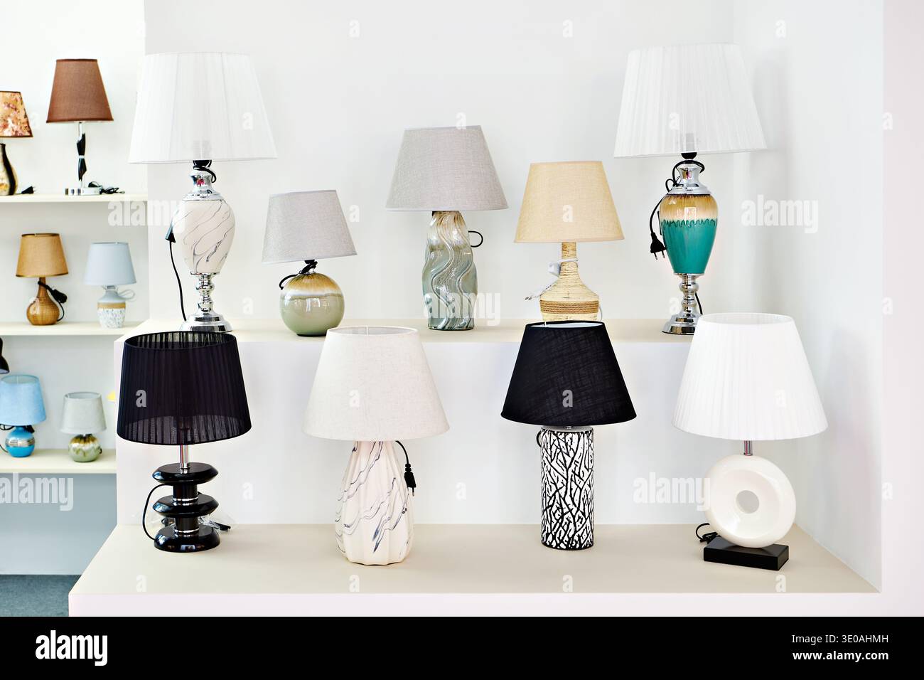 Lampade da tavolo decorative per la casa in negozio Foto Stock