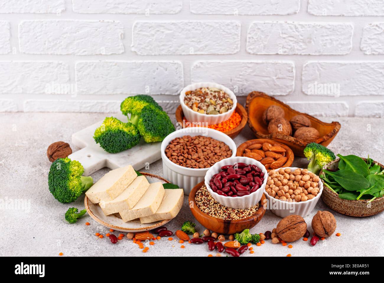 Asortazione di prodotti proteici vegani a base vegetale Foto Stock