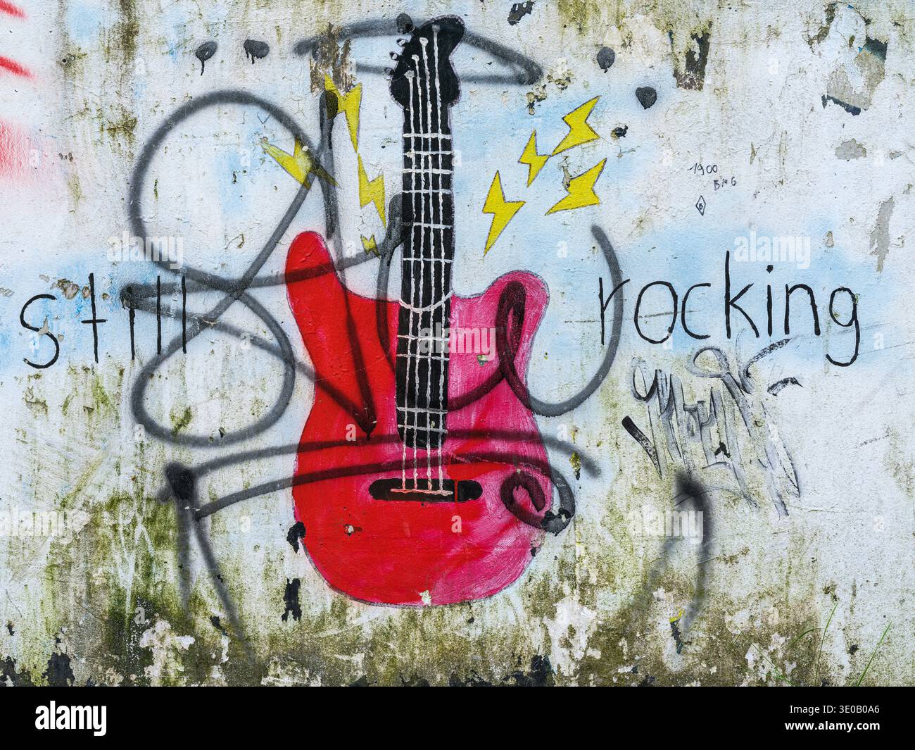 Graffiti su un muro, carta da parati, chitarra Foto Stock