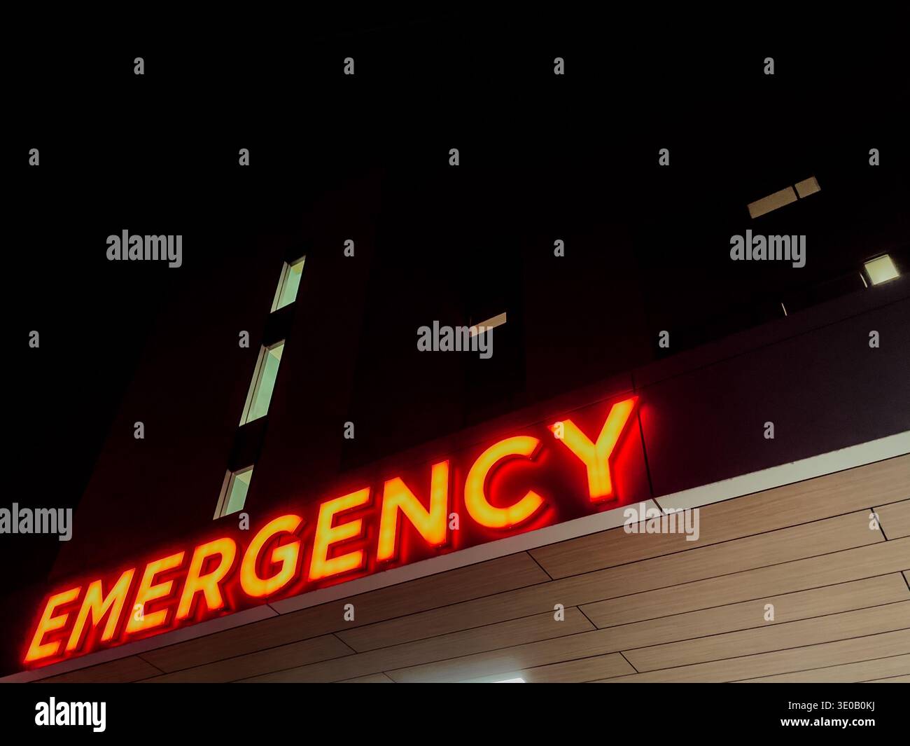 La parola "EMERGENZA" è accesa su un segnale elettrico all'esterno di un ingresso di pronto soccorso in Pennsylvania, Stati Uniti. Foto Stock