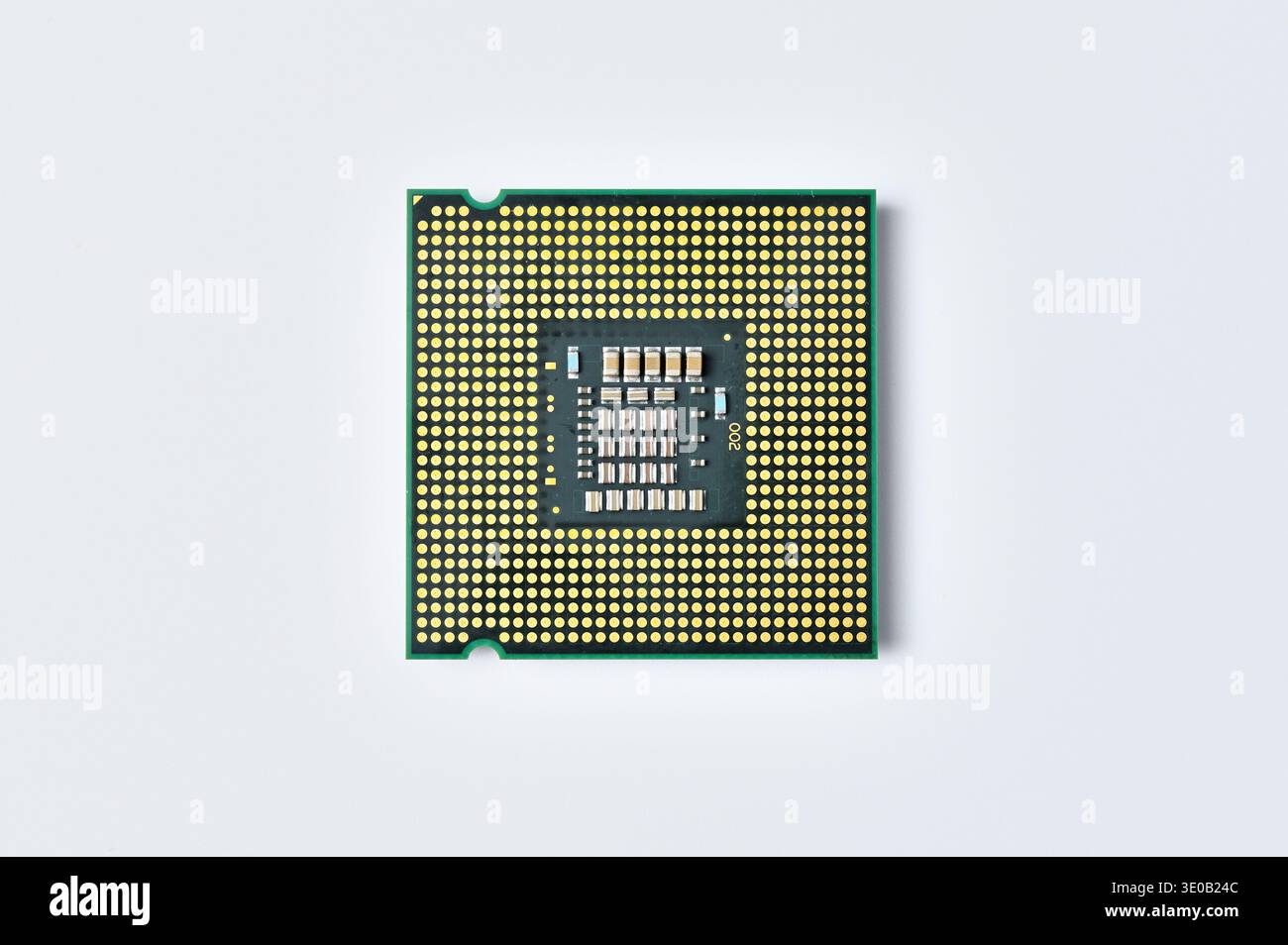 Chip computer dell'unità di elaborazione centrale con pin dorati su sfondo bianco Foto Stock