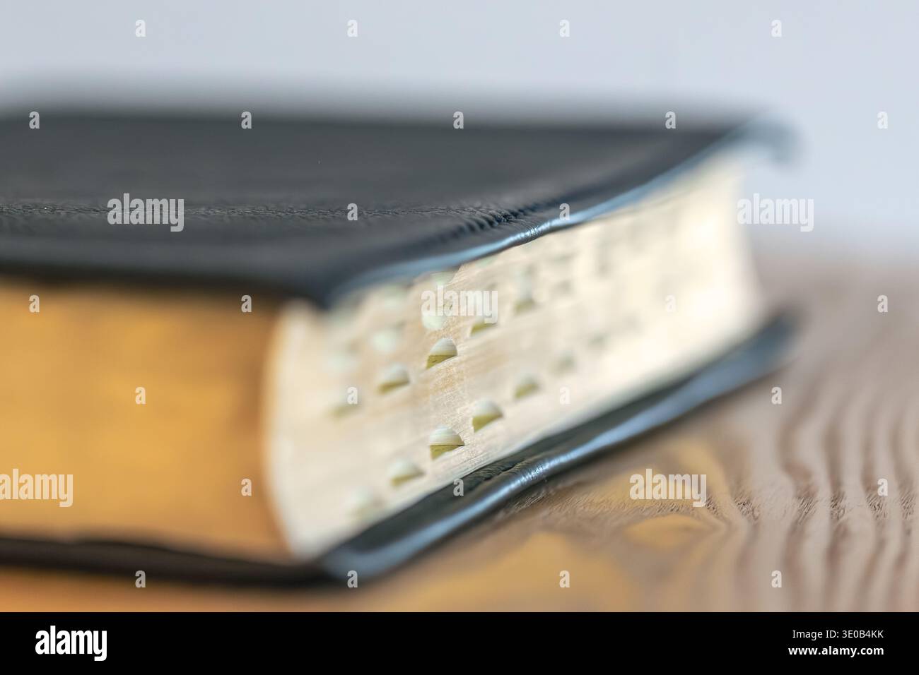 Concentrati sulle schede della Bibbia per uno studio approfondito. Concentrazione devozionale. Foto Stock