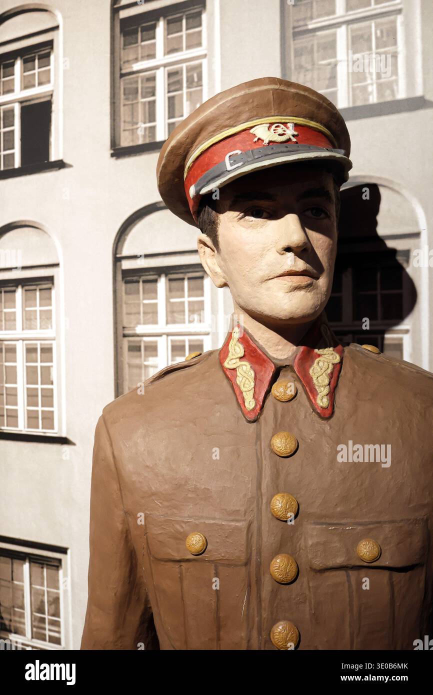 Una figura di un postino del periodo della città libera di Gdańsk in uniforme storica Foto Stock