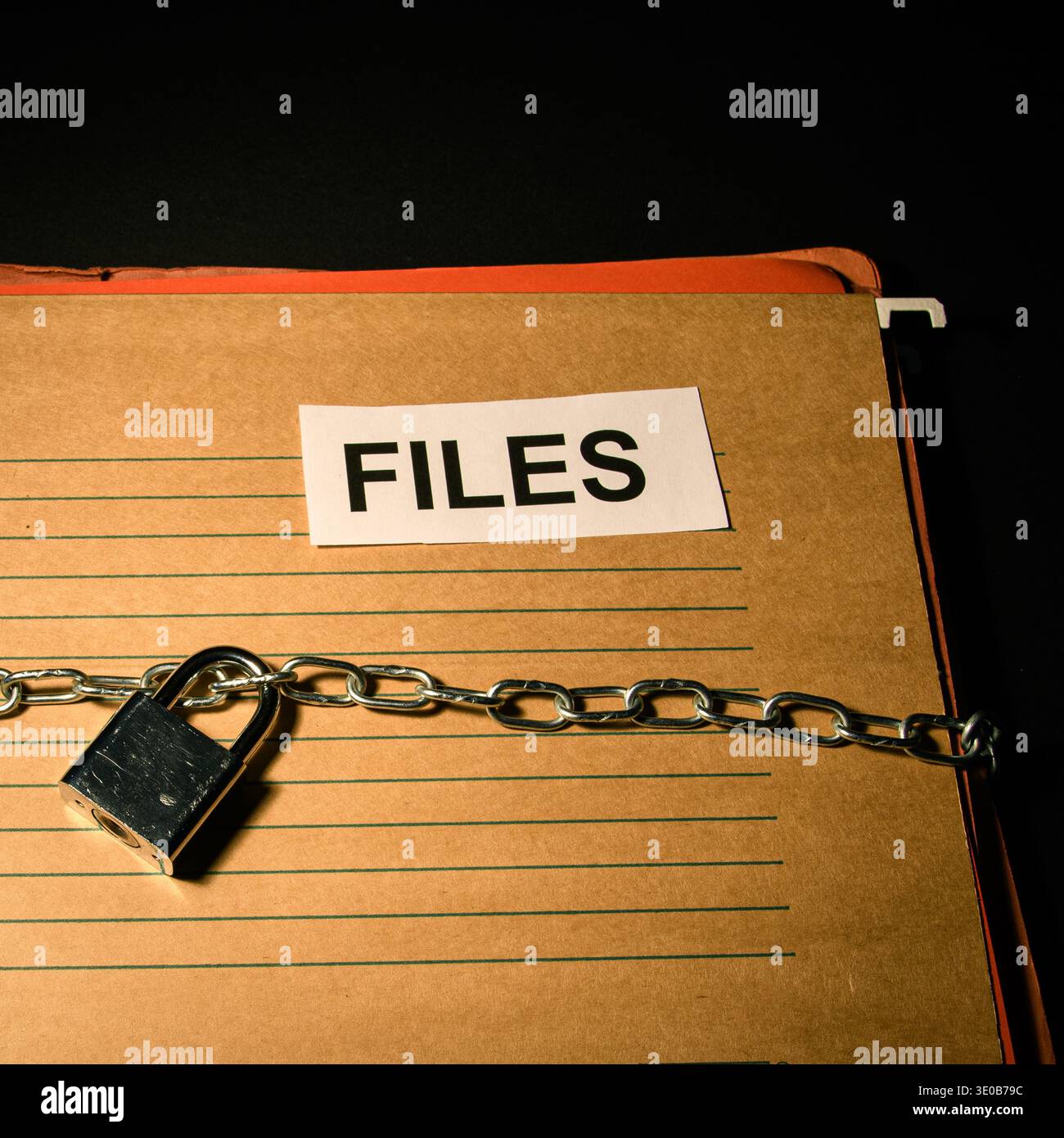 Cartella dei file con etichetta con catena e lucchetto su sfondo scuro, immagine concettuale della sicurezza dei documenti, accesso limitato, privacy e protezione i. Foto Stock