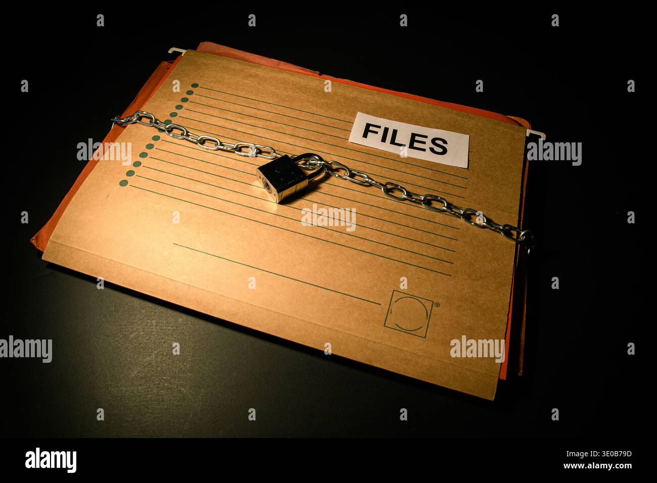 Cartella di file etichettata con file protetti da catena e lucchetto, immagine concettuale di record bloccati, accesso limitato, riservatezza e informazioni Foto Stock