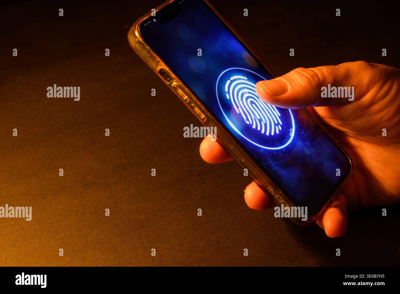 Mano utilizzando l'autenticazione tramite impronte digitali sullo schermo di uno smartphone, immagine concettuale della sicurezza biometrica, accesso mobile, verifica dell'identità e protezione A. Foto Stock