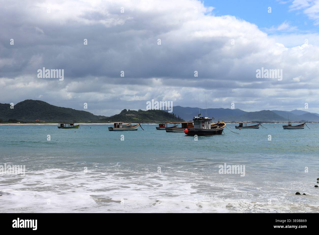 Tradizionali barche da pesca in legno ormeggiate su una tranquilla spiaggia tropicale in Brasile. Foto Stock