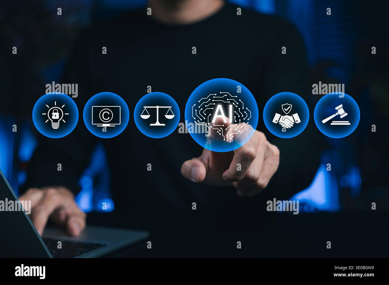 Legge SULL'INTELLIGENZA ARTIFICIALE e concetto di etica digitale. Persona che tocca l'icona del cervello dell'intelligenza artificiale con simboli legali come scala della giustizia, copyright, intelltova Foto Stock