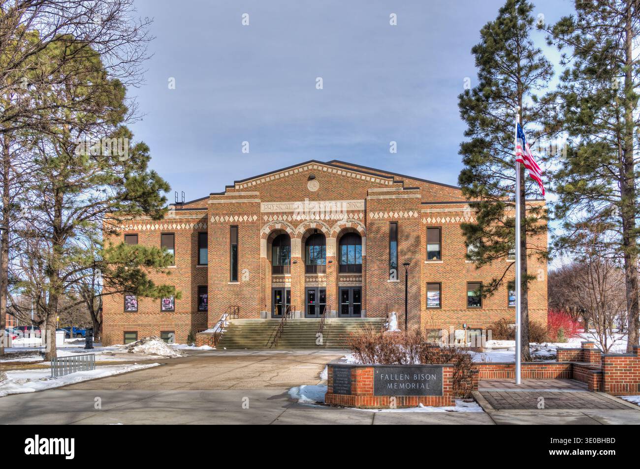 Fargo, North Dakota, USA - 27 febbraio 2026: Edificio di educazione fisica e Fallen Bison Memorial presso la North Dakota State University. Foto Stock